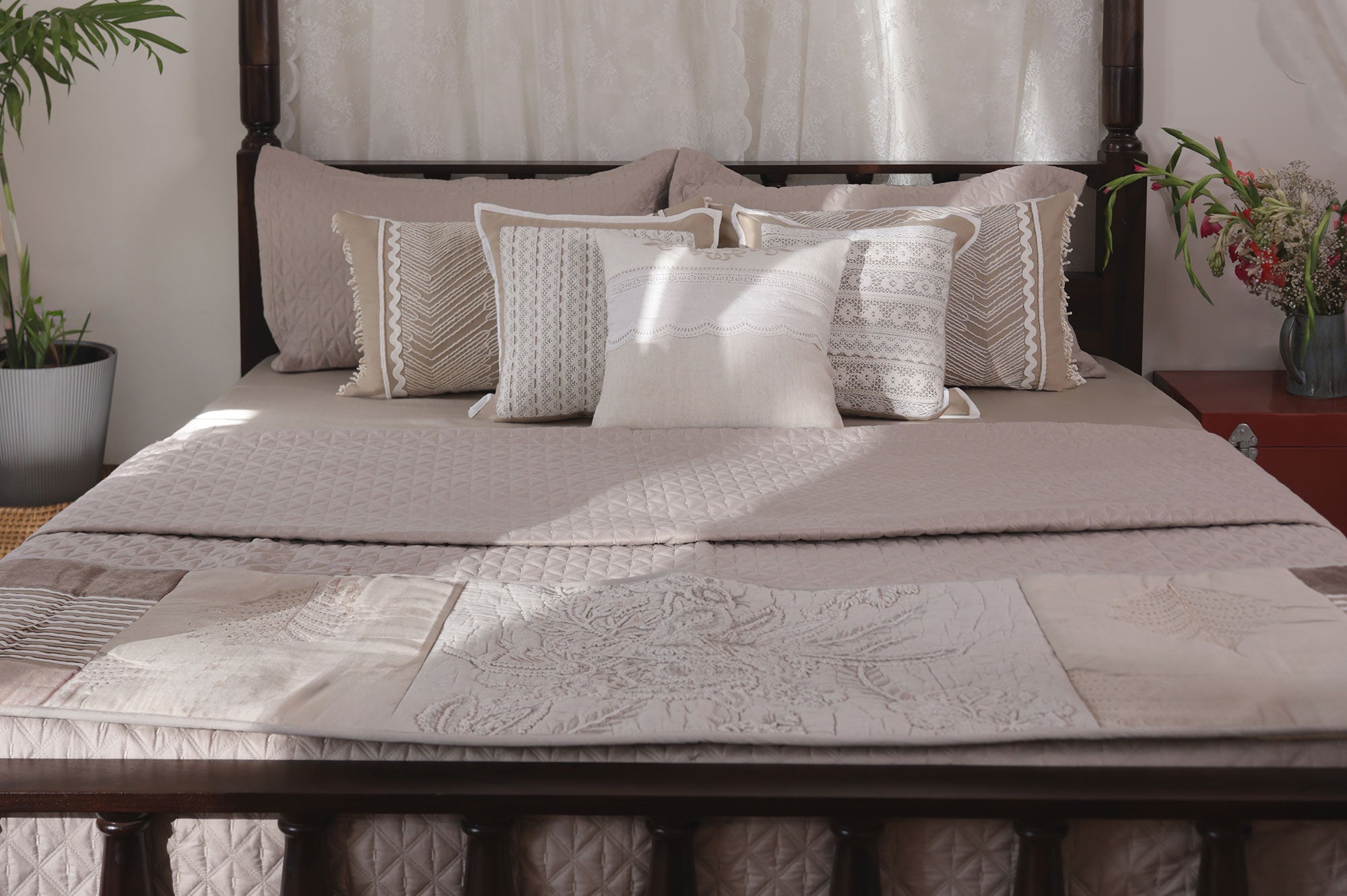 Ethereal Ivory Textured Bed Ensemble